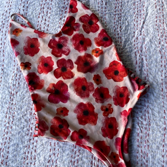 One piece bathing suit - Picture 1 of 3